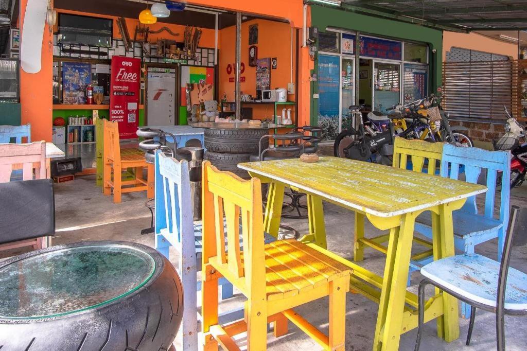 Oyo 586 I Hostel Phuket Extérieur photo