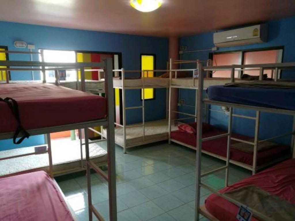 Oyo 586 I Hostel Phuket Extérieur photo