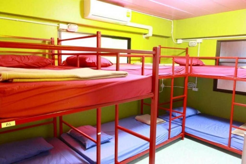 Oyo 586 I Hostel Phuket Extérieur photo