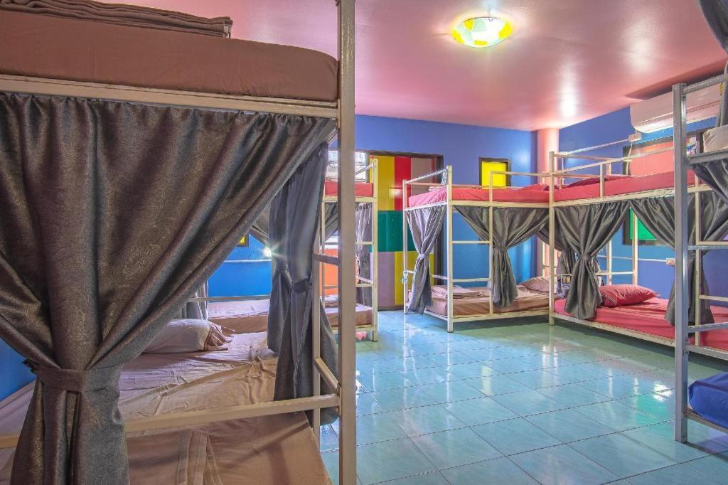 Oyo 586 I Hostel Phuket Extérieur photo