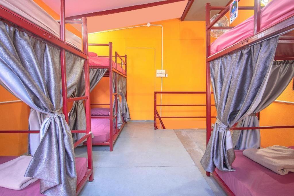 Oyo 586 I Hostel Phuket Extérieur photo