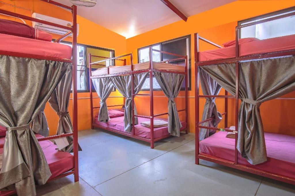 Oyo 586 I Hostel Phuket Extérieur photo