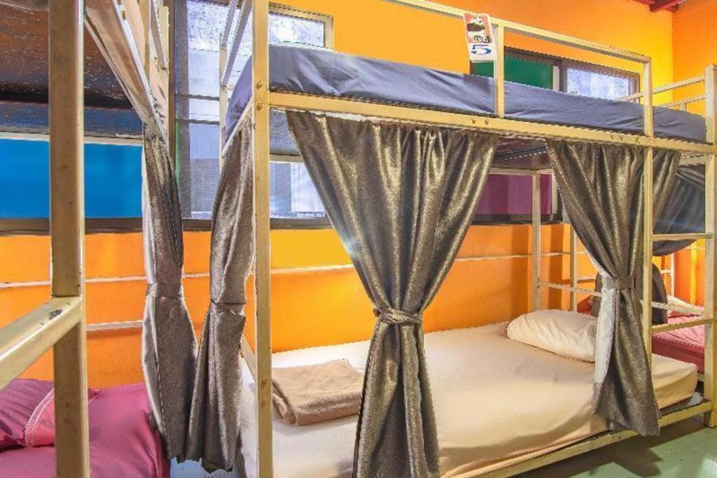 Oyo 586 I Hostel Phuket Extérieur photo