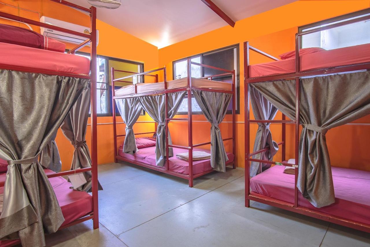 Oyo 586 I Hostel Phuket Extérieur photo