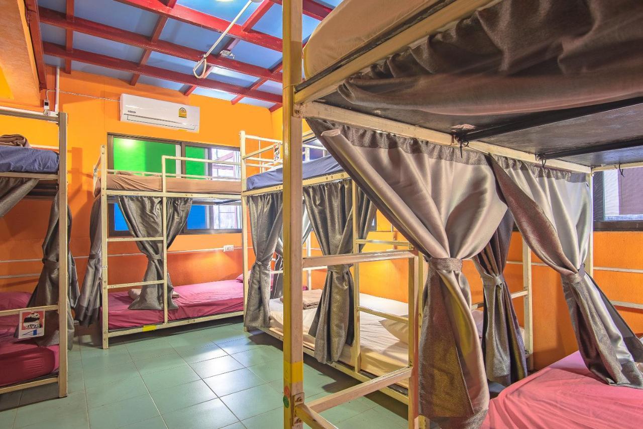 Oyo 586 I Hostel Phuket Extérieur photo